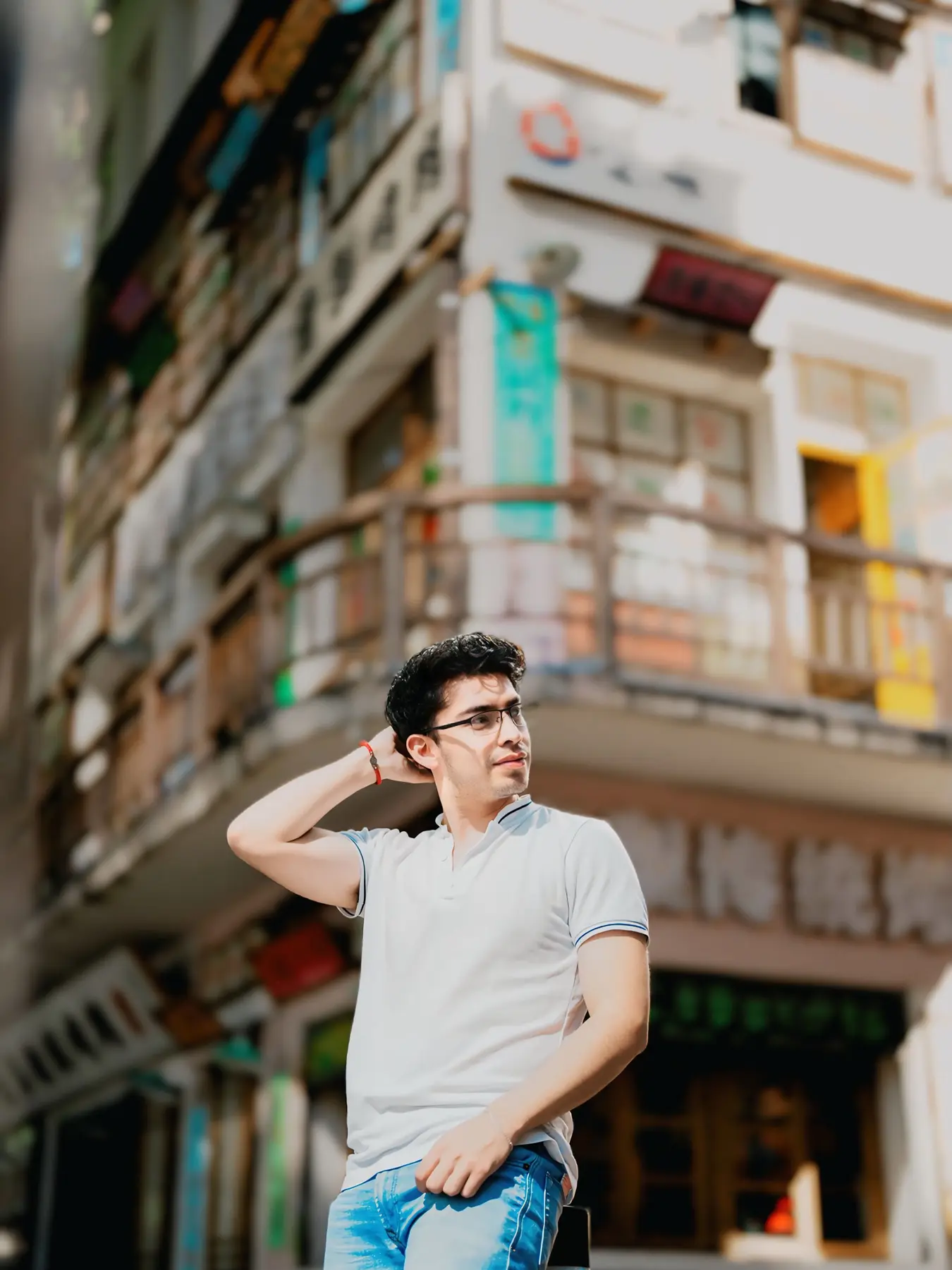 David en una sesión urbana frente a una cafetería