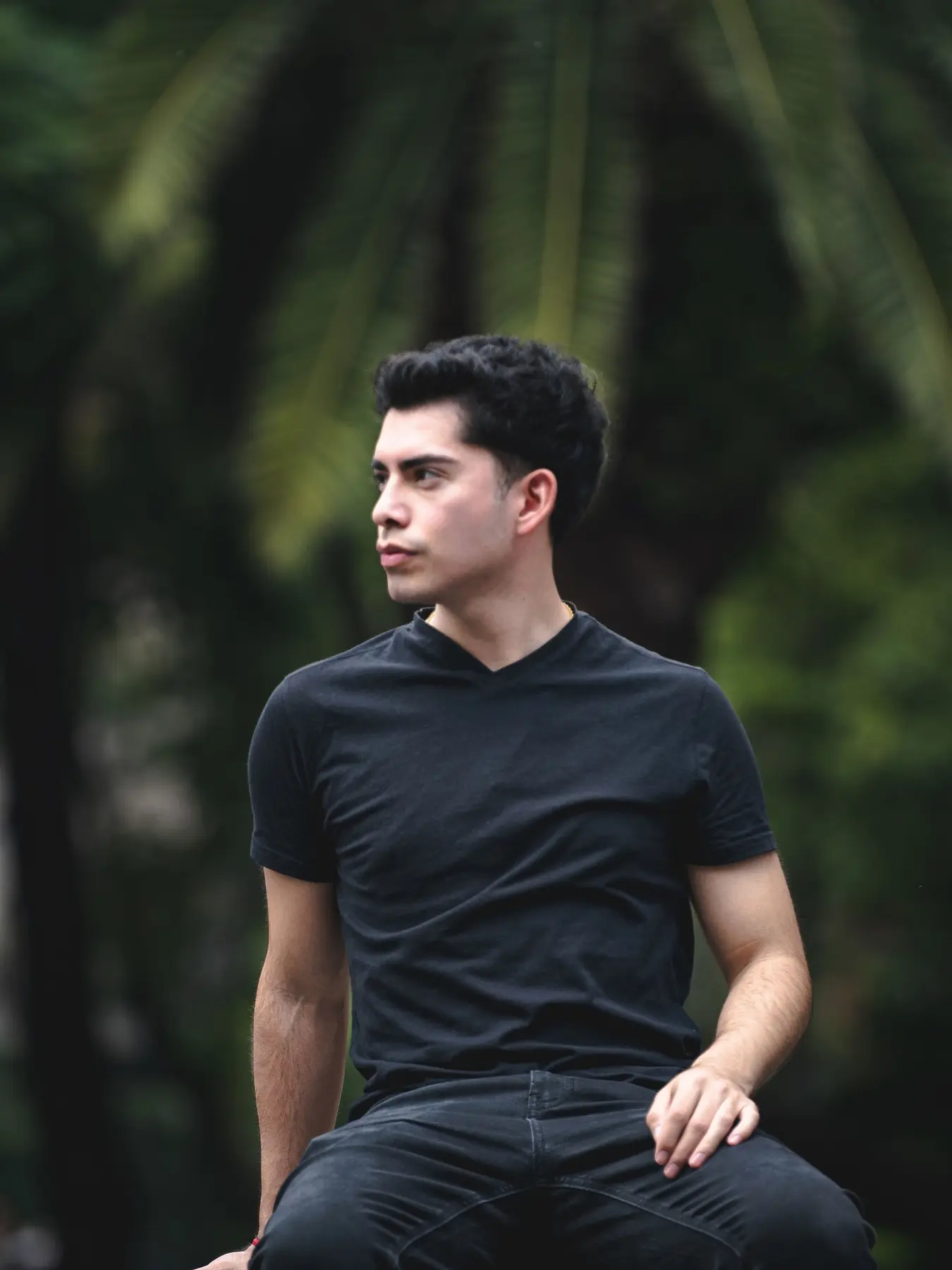 David con camiseta negra durante una sesión exterior