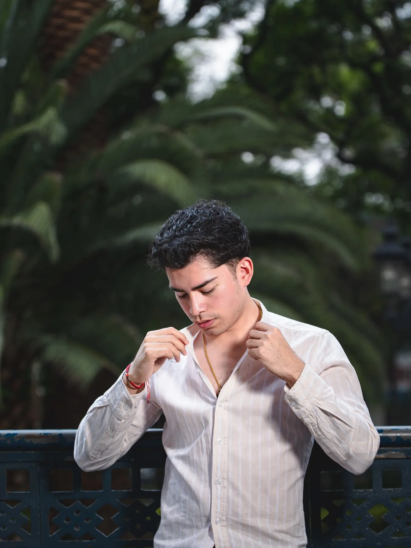 David con camisa blanca durante una sesión editorial exterior